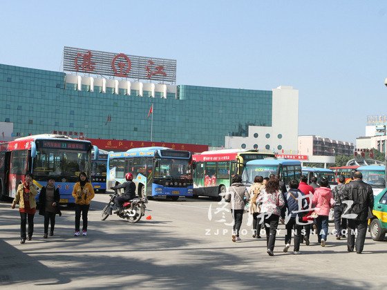 湛江火车站(即:湛江火车南站)站址在广东省湛江市霞山区,建于1955年